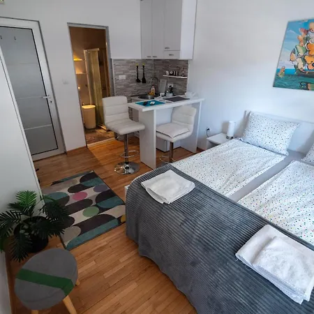 Apartment Dekart 2 *